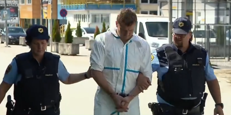 Ovako je priveden Amir Uzunović: Zaklao ženu, krio se po šumama pa se vratio na mesto zločina (FOTO/VIDEO)