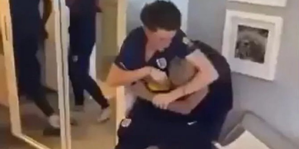 (UZNEMIRUJUĆ VIDEO) Fudbaleri se pesničili do krvi! Isplivao šokantan snimak tuče reprezentacije iz hotela