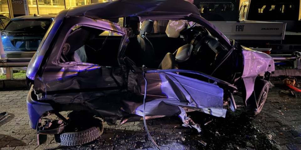 Automobil zgužvan do neprepoznatljivosti! Jeziv sudar na Ibarskoj magistrali: Ušao u suprotnu traku, među povređenima i tinejdžer (FOTO)