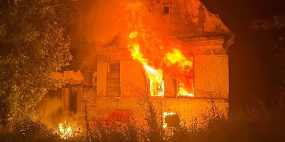 Zapalila se kuća u Krnješevcima: Plamen se brzo proširio, vatrogasci dojurili na teren (FOTO/VIDEO)