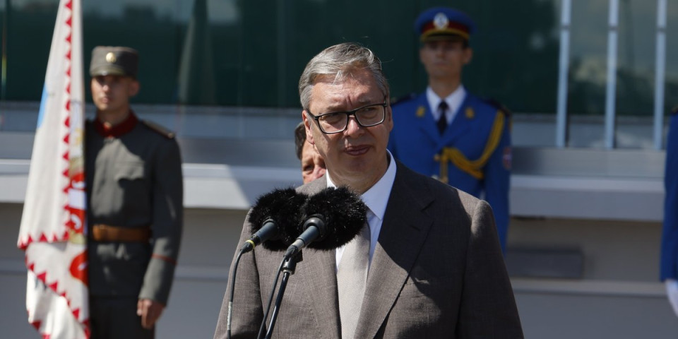 Vučić najmlađim oficirima poručio: Prolazićemo kroz teške pritiske, ali otadžbinu nikome ne damo (FOTO)