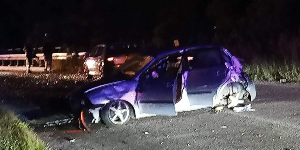Automobil smrskan, točkovi pootpadali: Teška nesreća kod Nove Varoši, prizor nakon sudara je jeziv (FOTO)