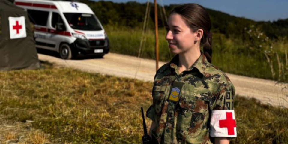 Ona je ponos Vojske Srbije! Jeleni iz Niša (25) pripala sablja sa posvetom za desetke na VMA