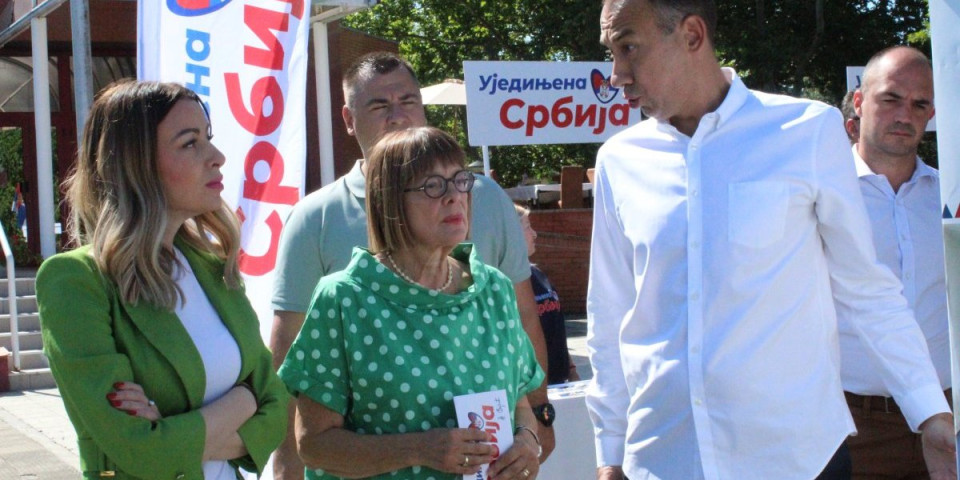 Ministarka Mesarović i Maja Gojković obišle Bečej: Dela i ispunjena obećanja su prioritet politike Aleksandra Vučića (FOTO)