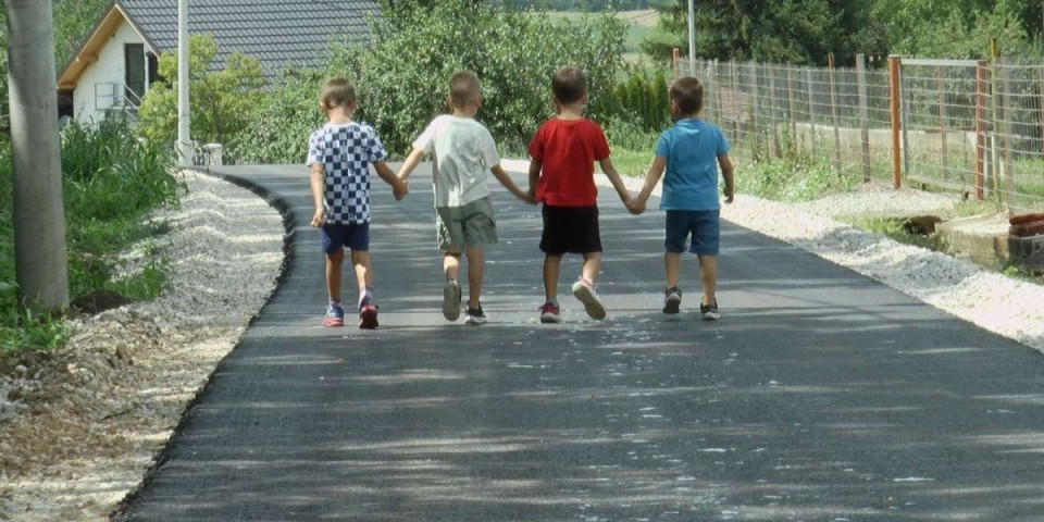 Najlepša slika srpskog sela! Na novom asfaltu - novi klinci, meštani dočekali ono što su godinama čekali