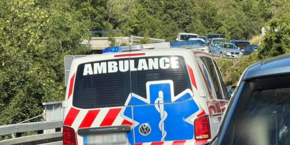 Tragedija na povratku iz Grčke: Ženi iznenada pozlilo tokom pauze u Predejanama, uprkos borbi putnika lekari konstatovali smrt