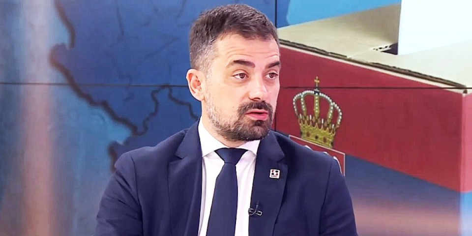Noćna mora za blokadere! Aleksićev poslanik Kurtiju drži leđa, a brine za svoj holidej! (VIDEO)