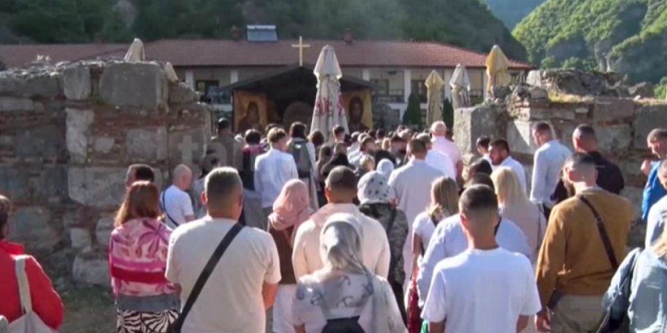 Teror Kurtijeve policije: Pretresali vernike pre liturgije na slavi manastira kod Prizrena (VIDEO)