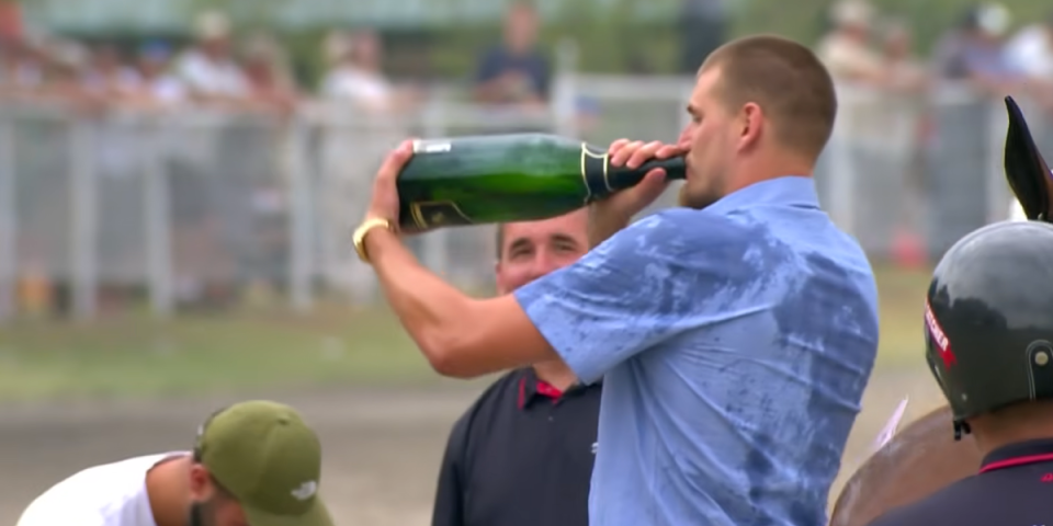 Jokić poludeo od sreće! Konj pobedio na prestižnoj trci, pa nastao pravi delirijum (VIDEO)