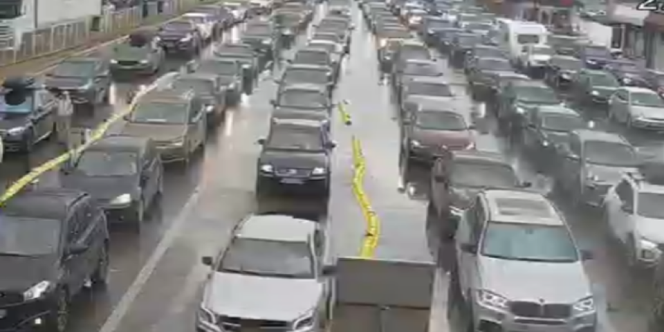 Haos na granicama! Putnici zaglavljeni u kilometarskim kolonama - Ovde je najgore (FOTO)