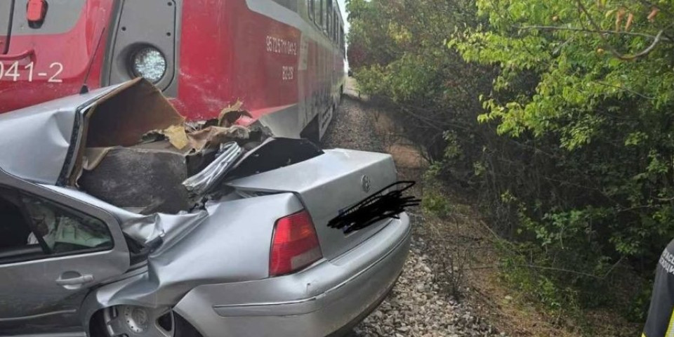 Voz vukao automobil 200 metara! Majka nastradala sa sinom (3) - Detalji nesreće kod Odžaka lede krv u žilama (FOTO)