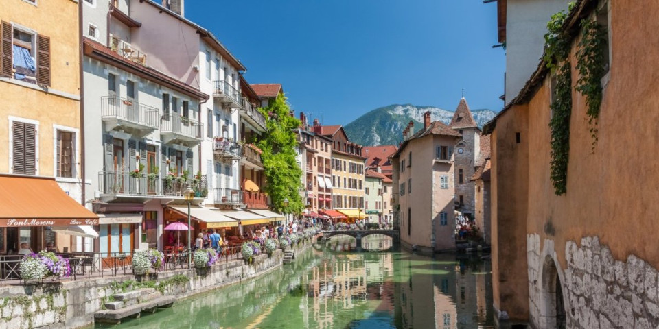 Venecija Alpa osvaja svet: Ovaj grad ima sve - kanale, planine i jezero nestvarne lepote