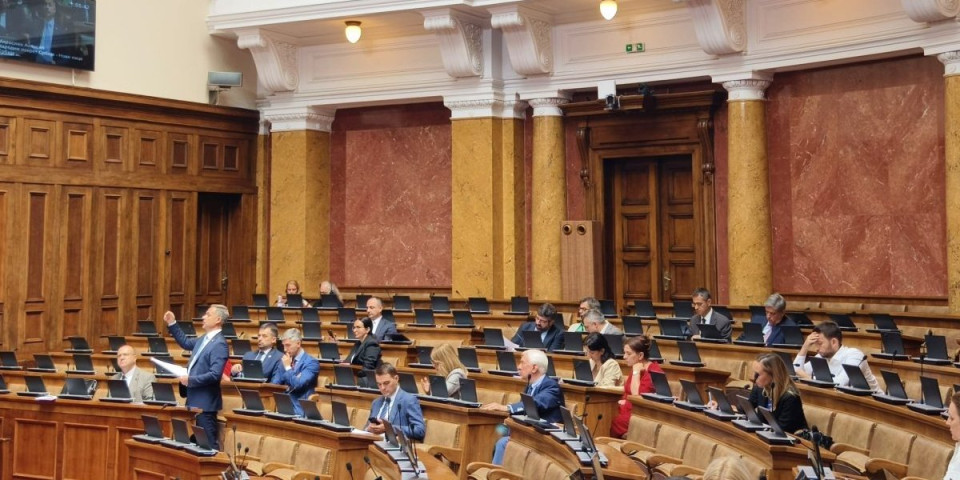 ''Holidej'' im preči od građana: Opozicija tražila raspuštanje Vlade, a onda izostala iz ključnog glasanja