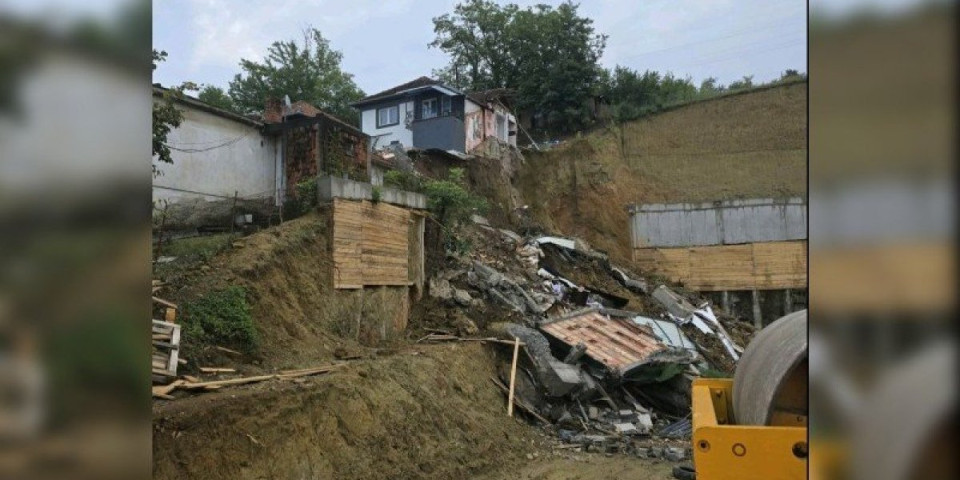 Srušio se deo kuće u Novom Pazaru! "Sve je počelo da pada i obrušilo se stepenište, avlija..."