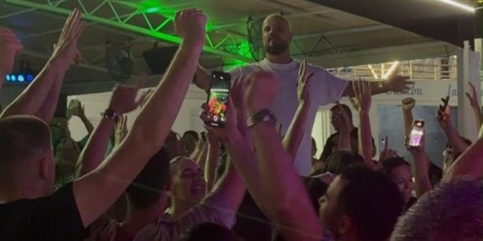 Boban Rajović jači od oluje! Momci u publici poskidali majice - Hit scena na nastupu