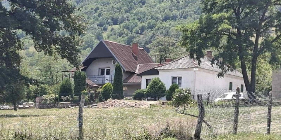 "Išamarao je na koncertu": Ovo je kuća u kojoj se desilo ubistvo i samoubistvo - meštani sela Gornjane otkrili detalje (FOTO/VIDEO)