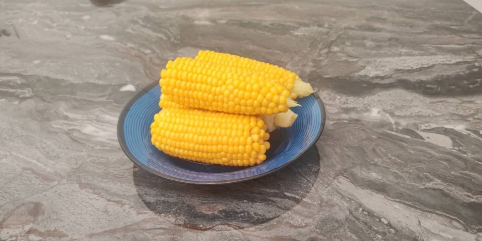 Skuvali smo kukuruz za 5 minuta: Baka sa pijace nam je otkrila trik i zaista radi (FOTO)