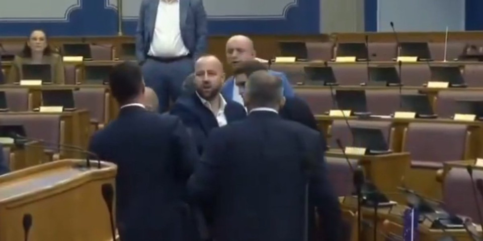 Haos u Skupštini Crne Gore! Ministar policije nasrnuo na Milana Kneževića - Drama uživo pred kamerama, gore mreže (VIDEO)