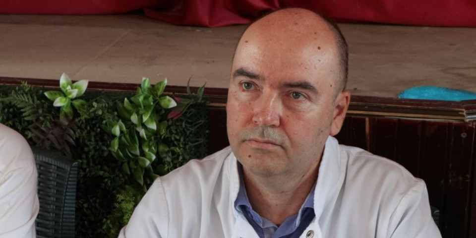 Skandal u Nišu! Hitno se oglasio čuveni prof. dr Đinđić - Doktor-blokader reklamira svoju knjigu u državnoj bolnici