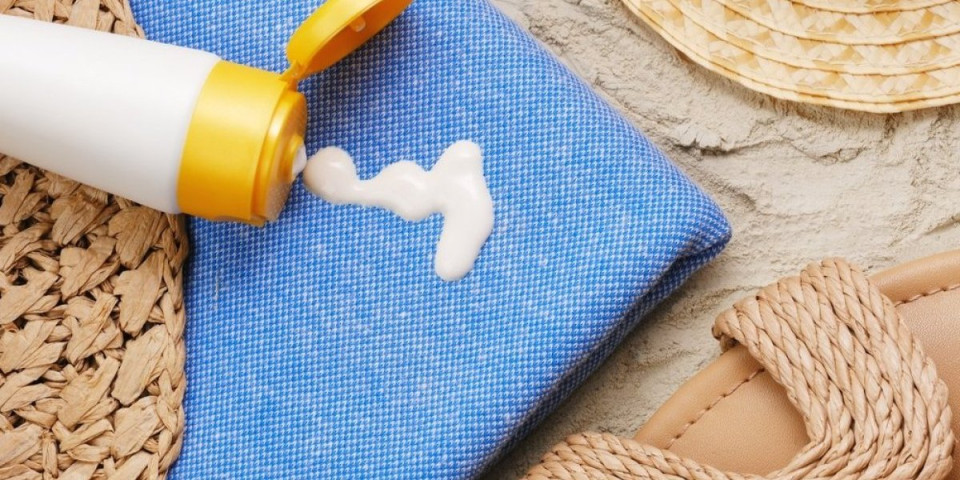 Krema za sunčanje ostavlja užasne fleke? Evo kako da ih skinete bez muke