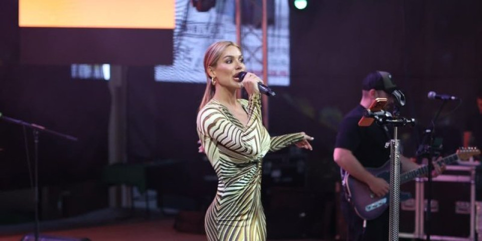 Šta joj je to na stopalima? Srbi u šoku zumiraju sliku naše pevačice - Ne veruju šta je uradila (FOTO)