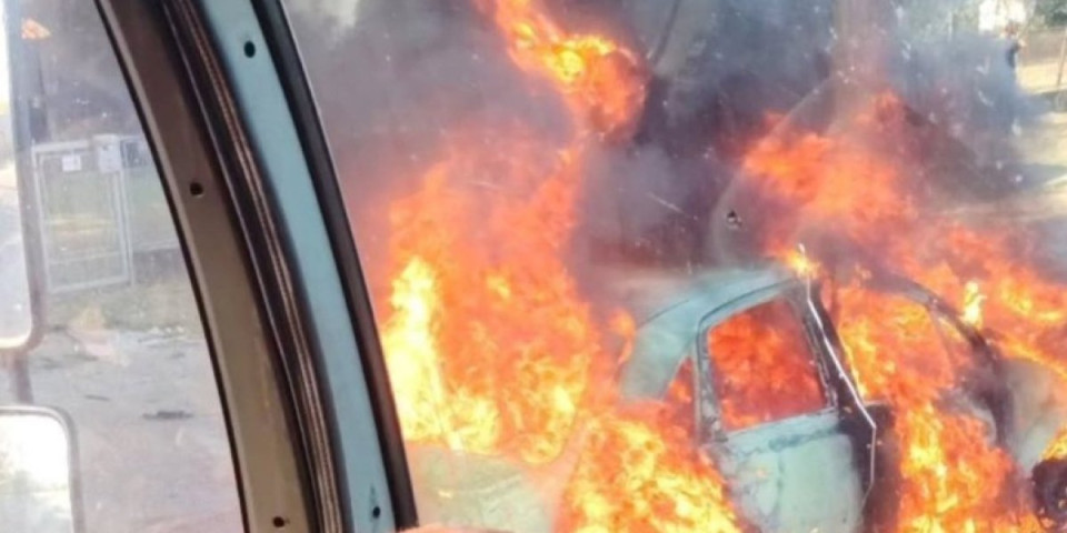 Zapalio se automobil tokom vožnje u centru Kuršumlije: Vatra buknula, vozilo potpuno izgorelo