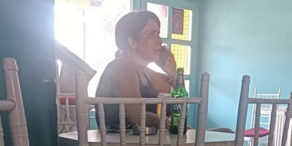 Pijana blokaderka iz Šapca širila laži o zvučnom topu! Kukala na tajkunskim medijima, a onda se uhvatila za flašu (VIDEO)