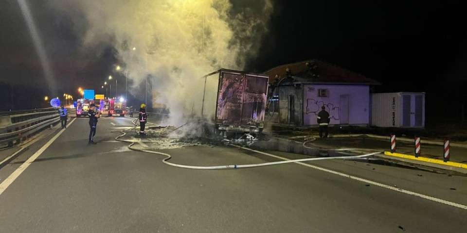 Zapalio se kamion u tunelu Lipak: Vozilo potpuno uništeno (FOTO)