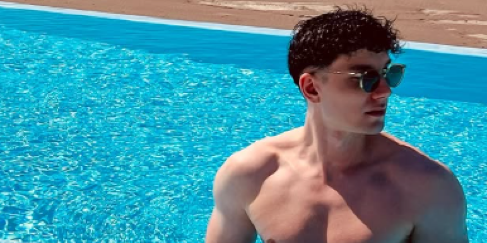 Gola slika napravila haos! Pevač se skinuo, a sadržaj iz spavaće sobe nije za one sa slabim srcem (FOTO)
