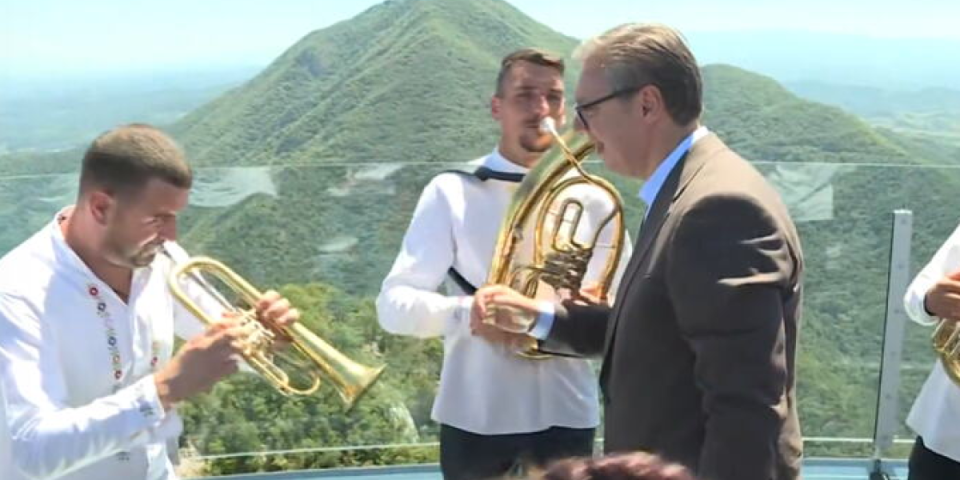 Trube i kolo na staklenom vidikovcu - Vučić oduševljen pogledom i atmosferom: Drobnjak, plati muziku!