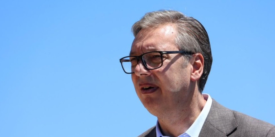 Vučić o istini o rukovanju s bakom Radmilom: Evo zašto ja na N1 i na Novoj S ne mogu da dobijem ni minut vremena