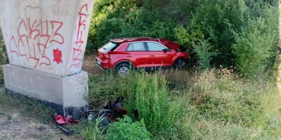 Novosađanin (36) nastradao kod Inđije: Telo pronađeno u uništenom automobilu, sumnja se da se vozilo zakucalo u betonski stub (FOTO)