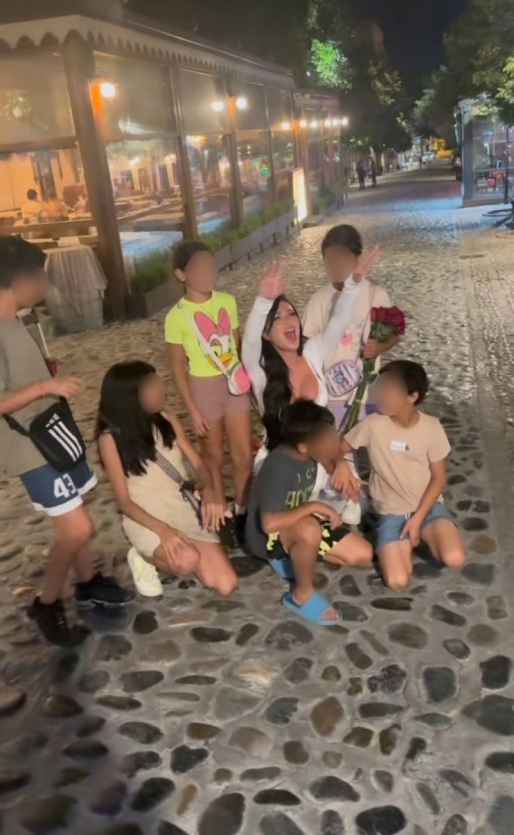 Da li da stavimo čepove za uši? Stanija uživo zapevala u srcu Beograda, a reakcije ljudi govore više od 1000 reči