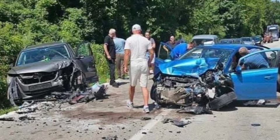 Užas kod Stupara: Žestok sudar tri automobila, ima mrtvih (FOTO)