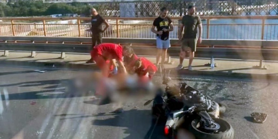 Horor na Gazeli: Sudarili se taksi i motor, lekari ukazuju pomoć na licu mesta (FOTO)
