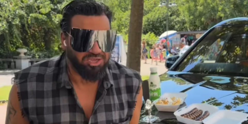 Ćevapi na rols-rojsu od 400.000 evra! Pevač šokirao Balkan, je l' ovo moguće?! (VIDEO)