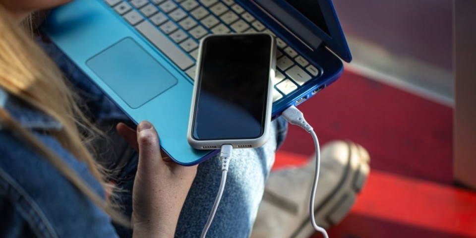 Punite telefon preko kompijutera? Evo kako to utiče na vašu bateriju