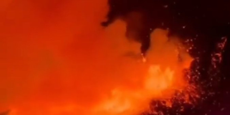 Crno nebo iznad Sicilije: Etna izbacila džinovski oblak od 7 kilometara! (VIDEO)