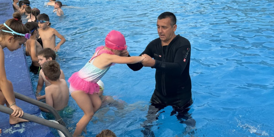 Ko ne zna da pliva nek se javi profi, besplatno: Životna misija jednog Zrenjaninca
