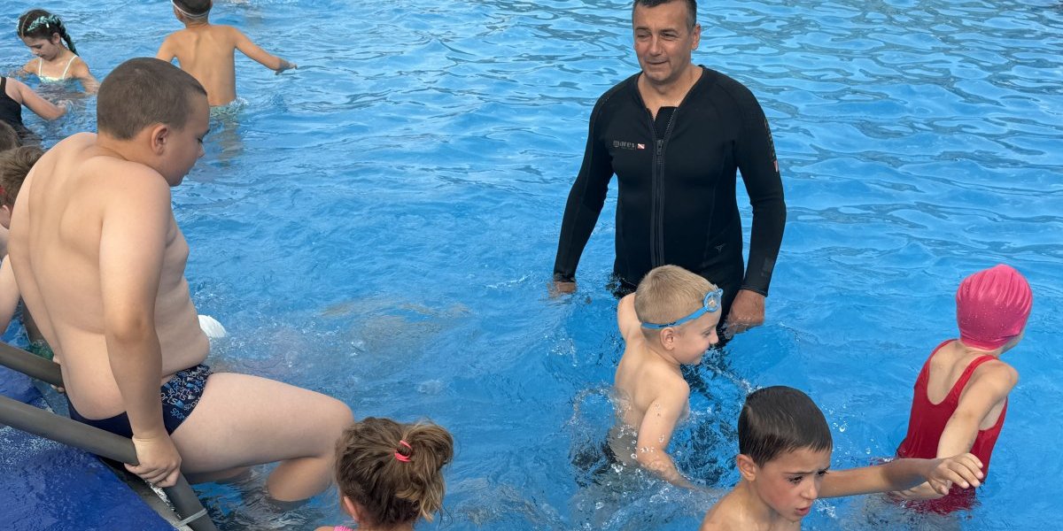 Srđan Neškoski besplatno uči mališane da plivaju