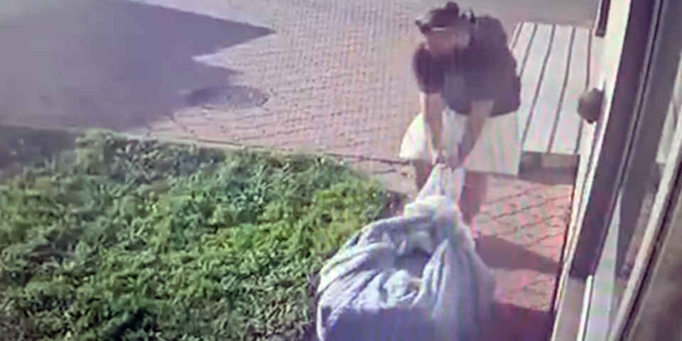 Bez trunke emocije vuče kofer u kom je telo! Od ovog snimka Ljudmilinog ubice ćete se naježiti - Bolesno! (VIDEO)