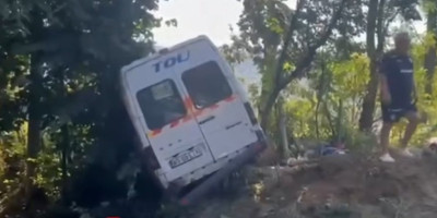 Horor u komšiluku! Minibus sa fudbalerima čuvenog kluba sleteo sa puta, ima mrtvih (VIDEO)