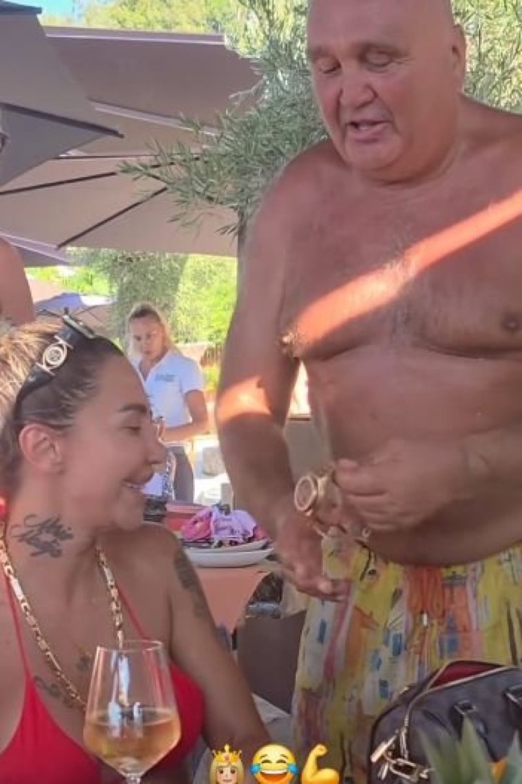 Pogledajte kako stariji čika kiti Aneli zlatom: Srebro u kosi, a stomak do zuba - Srbi zumiraju svaki detalj