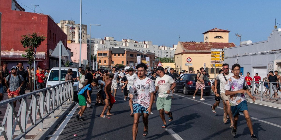 Evropa na kolenima - 60.000 migranata u Seuti organizovana akcija