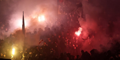 Luda tuča navijača Partizana i Zvezde! Gađali se bakljama, sevali noževi, jedan automobilom krenuo na masu