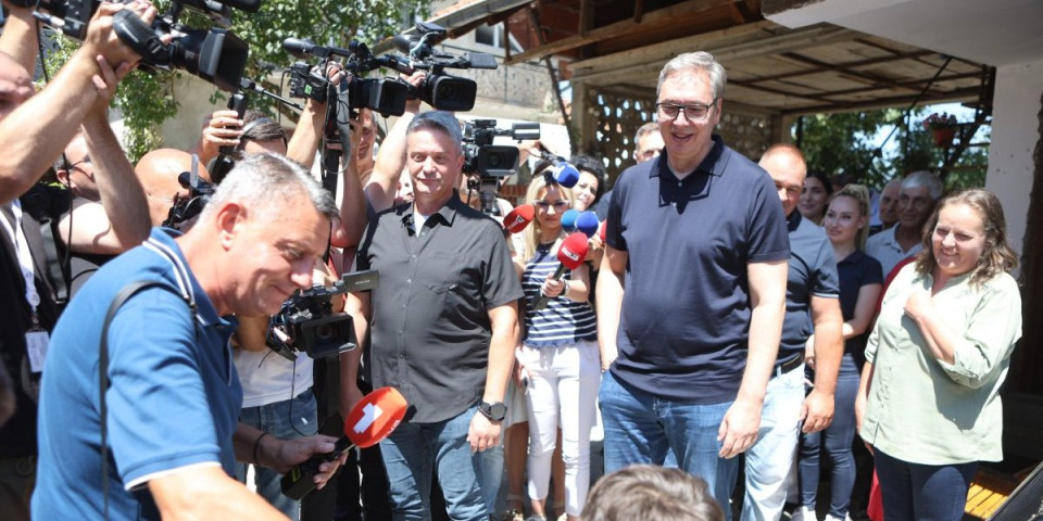 Vučić obišao jugoistok Srbije: Predsednik razgovarao sa narodom u Babušnici - sa blokaderima bi kurs bio 200 (FOTO/VIDEO)