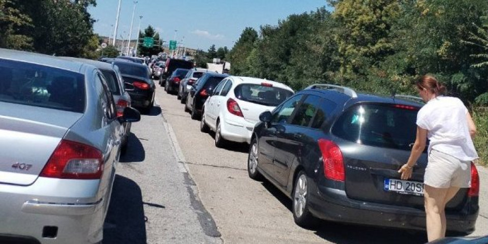 "Ovo je nehumano, 4 sata stojimo u mestu!": Kolaps na Evzoniju, usijanje i haos na ulazu u Grčku