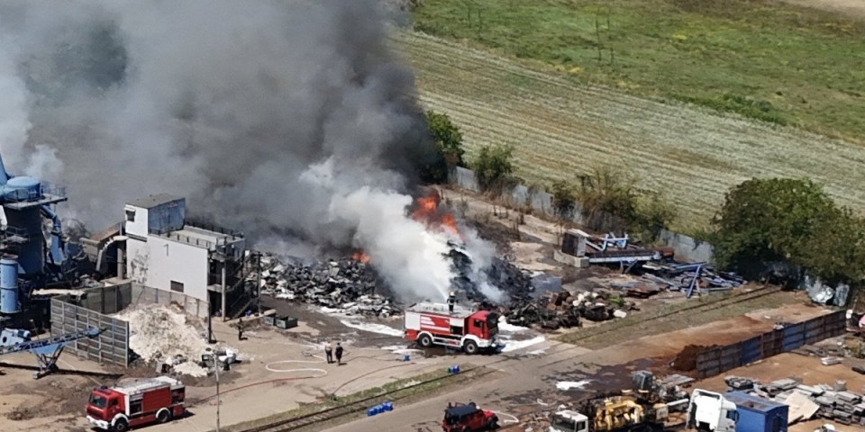 Obuzdana vatrena stihija u Kraljevu: Na terenu 16 vatrogasaca i inspektor, evo šta se zapalilo (FOTO)