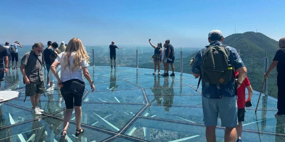 Pljušte selfiji na Kablarskoj balerini! Više od hiljadu posetilaca prvog dana rada Kablarskog skajvoka