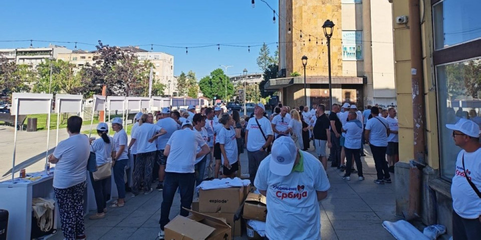 Aco, Srbine odzvanjalo Konjarnikom: Građani pozdravljali aktiviste SNS (VIDEO)